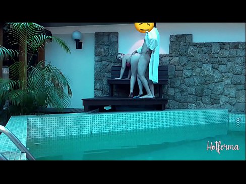 ❤️ Šef poziva sobaricu na bazen, ali nije mogao odoljeti vrućini ❤️ Porno video kod nas ️❤